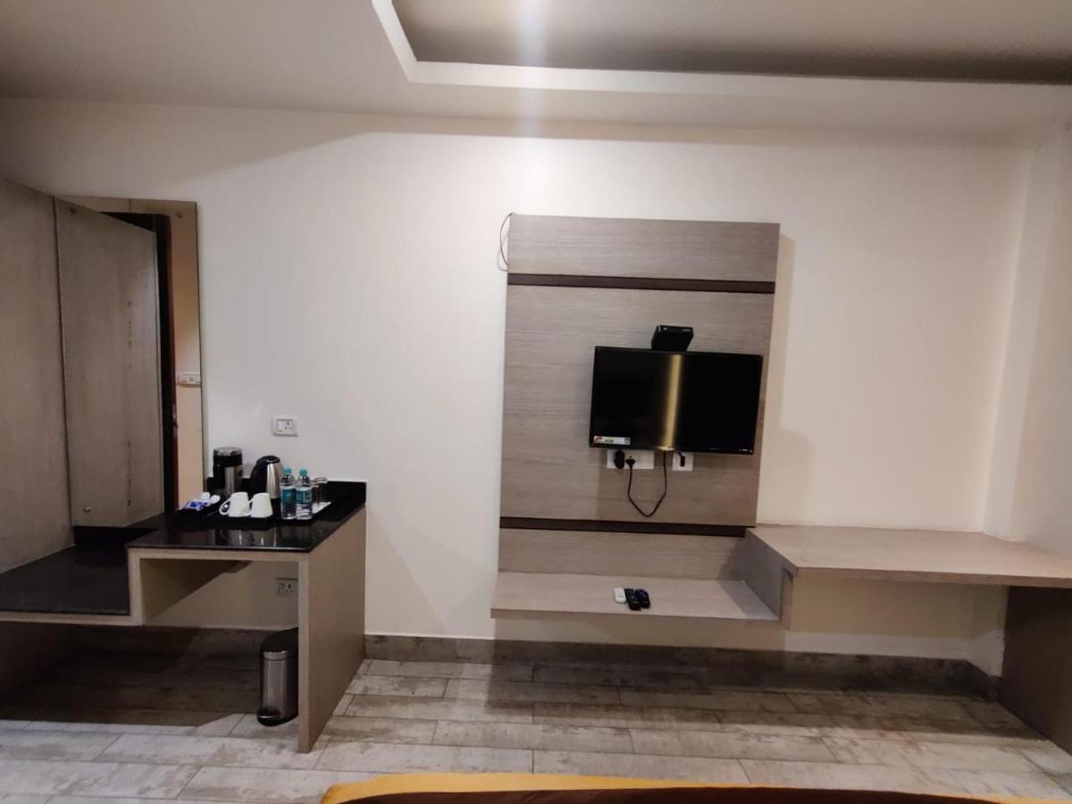 Hotel D Silverleaf Лакхнау Экстерьер фото