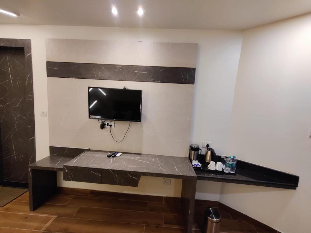 Hotel D Silverleaf Лакхнау Экстерьер фото